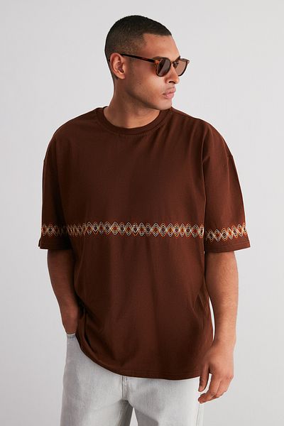 Trendyol Collection Βαμβακερό μπλουζάκι υπερμεγέθη καφέ κεντημένο - TMNSS21TS1889