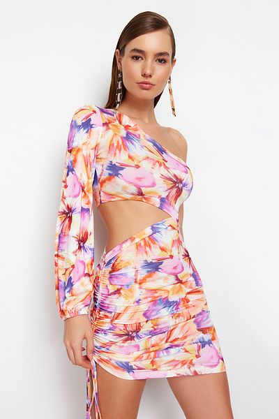 Trendyol Collection Růžové pletené krátké šaty – vystřižený detail, vypasované TPRSS21EL0179