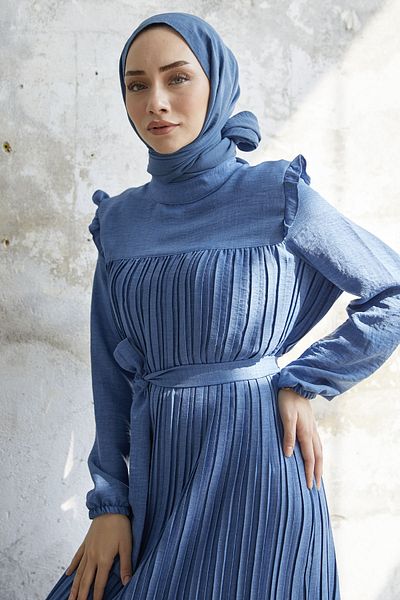 InStyle Φόρεμα από λινό πλισέ με βολάν ώμου - Indigo