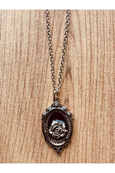 Metal Giyim Gül Detaylı Gotik Siyah Kolye