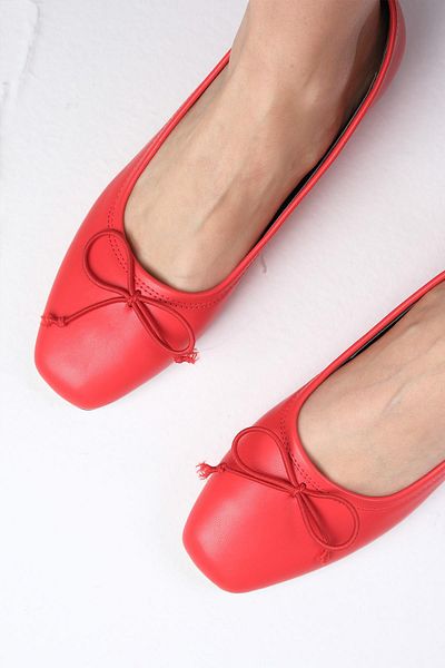 Mio Gusto Bellamy Damen-Schuhe mit niedrigem Absatz und Schleife in roter Farbe