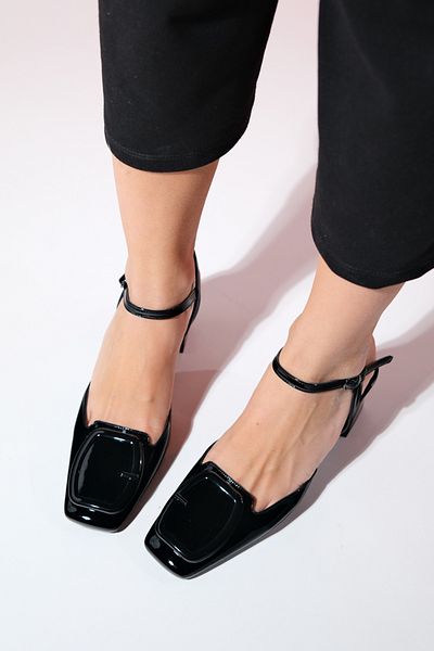 LuviShoes Dámské boty TİENO z černé lakované kůže s otevřenou zadní částí na silném podpatku