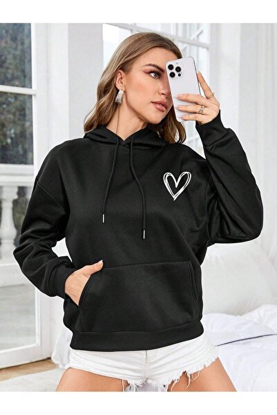 WOODROFFE سويت شيرت نسائي بقلنسوة أسود كبير الحجم مطبوع عليه قلب أبيض صغير لل...