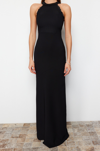 Trendyol Collection Černé přiléhavé lesklé kamenné tkané dlouhé stylové večerní šaty noční šaty TPRSS24AE00023