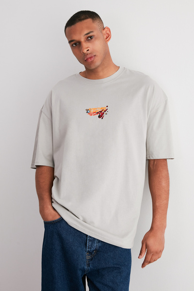 Trendyol Collection Vesmírně potištěné šedé tričko nadměrné velikosti – 100% Tuksa TMNSS24TS00085