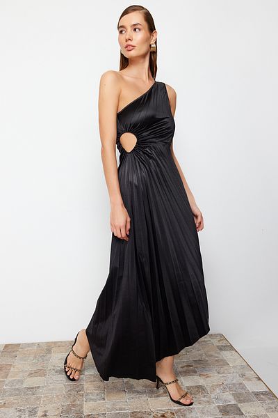 Trendyol Collection Schwarzes, asymmetrisches, plissiertes, detailliertes, gestricktes, schickes Abendkleid aus Satin für die Nacht und den Abschluss