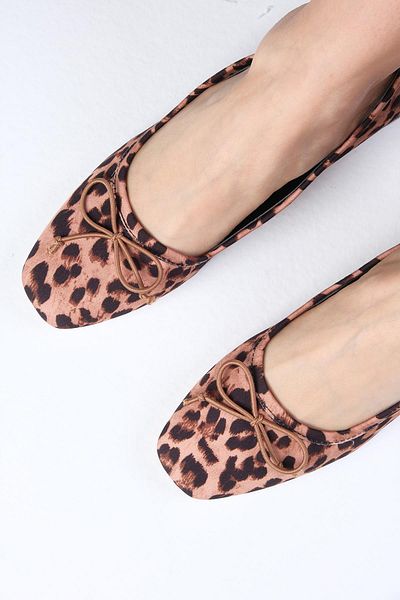Mio Gusto Bellamy Damenschuhe aus Stoff mit niedrigem Absatz und Leopardenmuster und Schleife