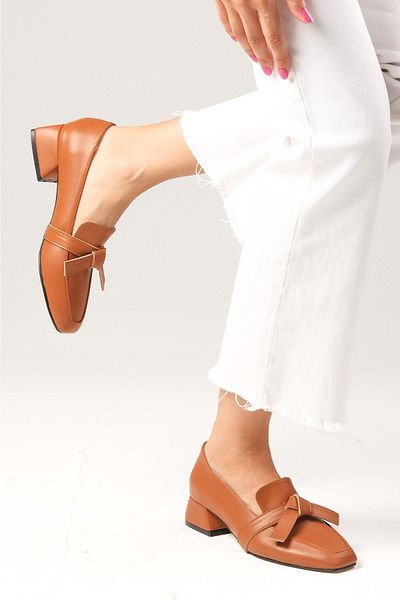 Mio Gusto Аксесоар Agatha Tan Color Bow Дамски обувки с къси токчета с тъп пръст