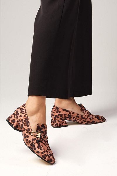 Mio Gusto Pantofi de damă din stofă cu toc scurt, cu model de leopard Blanche
