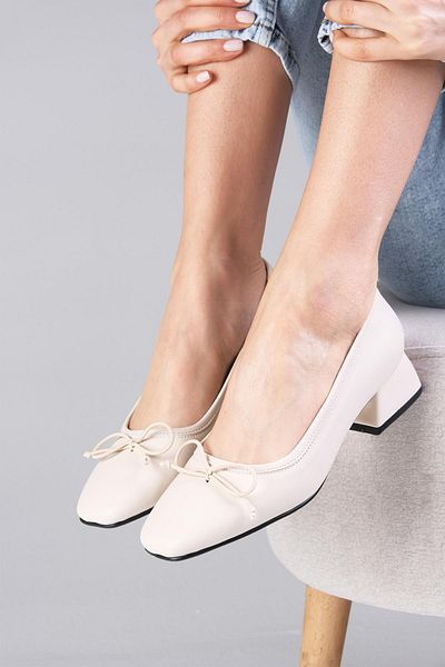 Mio Gusto Bellamy Beigefarbene, detaillierte Damenschuhe mit niedrigem Absatz und Schleife