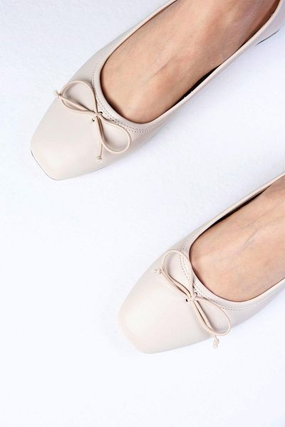 Mio Gusto Bellamy Beigefarbene, detaillierte Damenschuhe mit niedrigem Absatz und Schleife