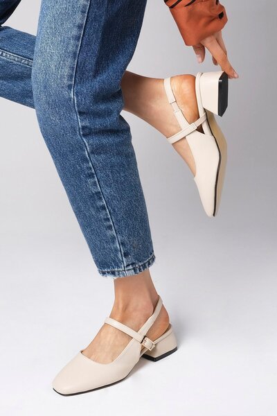 Mio Gusto Pantofi de damă cu toc mic de culoare bej Ella