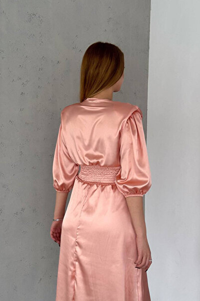 Neşeli Butik kadın pudra vatkalı düğme detaylı saten elbise NBK2070