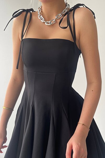 vuvutasarım Atlas Kumaş Bağlama Detaylı Ince Askılı Önü Pensli Prenses Kesim Siyah Abiye Elbise 164