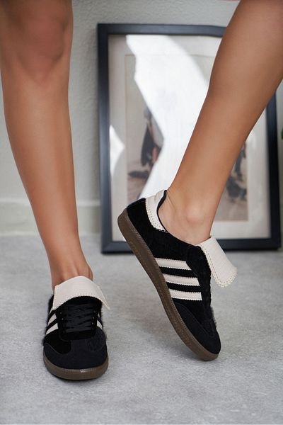 NİŞANTAŞI SHOES حذاء رياضي نسائي من Stride07 مزين بالريش الأسود والبيج ونعل مسطح ورباط