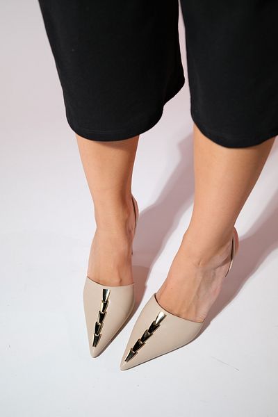 LuviShoes Béžové dámske topánky na vysokom opätku BELIZE so zlatými doplnkami