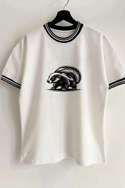 Vordevia Μπλουζάκι Unisex με στάμπα Honey Badger New Season με λεπτομέρεια γιακά και μανίκι με ραβδώσεις λευκό oversize