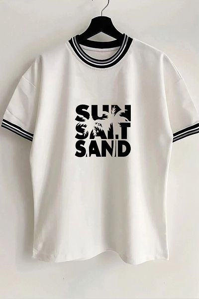 Vordevia SUN SALT SAND SUMMER εμπριμέ νέας σεζόν με λεπτομέρεια γιακά και μανίκι με ραβδώσεις λευκό oversize unisex μπλουζάκι