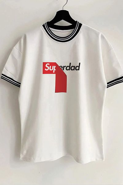 Vordevia Superdad Father's Day με στάμπα νέας σεζόν με λεπτομέρεια γιακά και μανίκι με ραβδώσεις λευκό oversize unisex μπλουζάκι