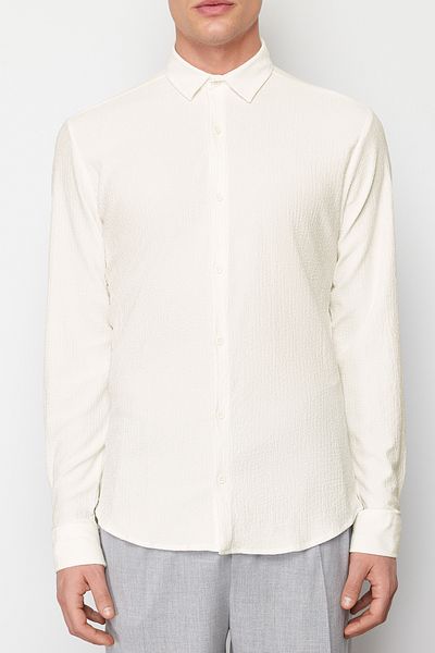 Trendyol Collection Ecru Slim Fit strukturiertes Langarm-Strickhemd TMNSS23GO00054