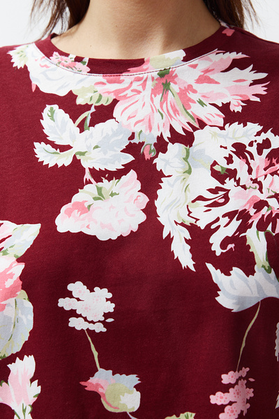 Trendyol Collection Vínová sada pyžama s květinovým vzorem ze 100% bavlny s volánky – THMSS24PT00229