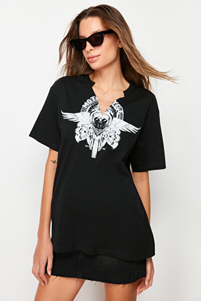 Trendyol Collection Černé 100% bavlna s potištěným řetízkem Detailní přítel pletené tričko s výstřihem do V TWOSS23TS00288