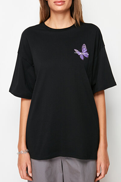 Trendyol Collection Černé pletené tričko ze 100% bavlny vepředu a vzadu s motýlkovým potiskem oversize/široký vzor TWOSS23TS00188