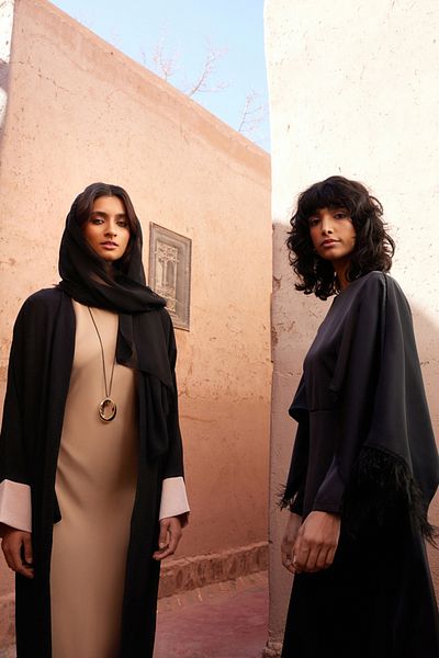 Trendyol Modest Schwarzes, farbblockiertes Aerobin Ferace/Abaya &amp; Kleid, 2-teiliges gewebtes Set TCTSS24US00033