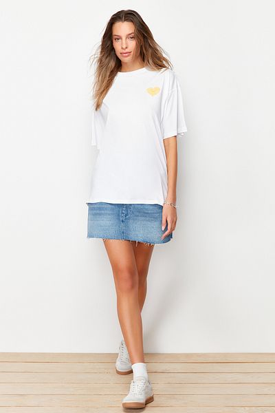 Trendyol Collection Weißes Strick-T-Shirt aus 100 % Baumwolle mit geprägtem Print auf der Vorder- und Rückseite in Übergröße/weitem Muster TWOSS23TS00355
