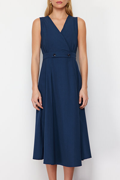 Trendyol Collection Μπλε ναυτικό σε γραμμή Α με διπλό γιακά με λεπτομέρεια Midi υφαντό φόρεμα TWOSS24EL00348