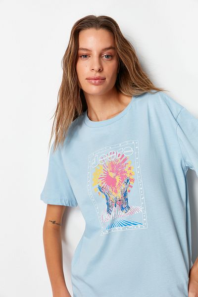 Trendyol Collection Světle modrá 100% bavlna Potištěný uvolněný/široký uvolněný střih Crew Neck Pletené tričko TWOSS22TS1145