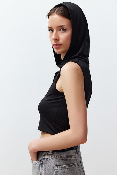 Trendyol Collection Schwarze taillierte/körperbetonte Bluse aus Stretch-Strick mit Kapuze und null Ärmeln TWOSS24BZ00420