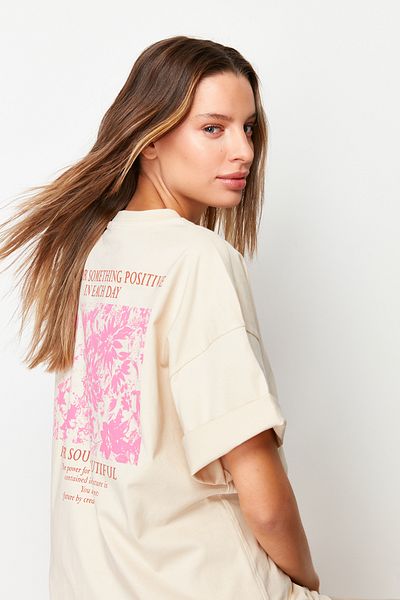 Trendyol Collection Premium-Strick-T-Shirt aus 100 % Baumwolle mit bedruckter Vorder- und Rückseite in Übergröße/weitem Muster TWOSS23TS00269
