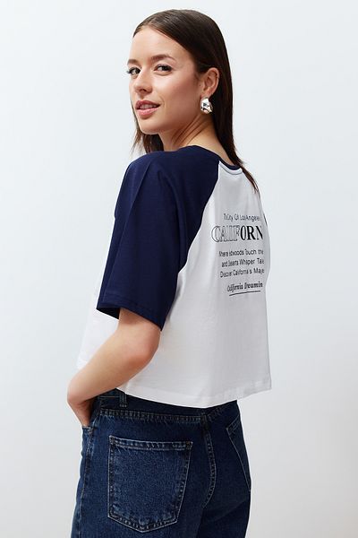 Trendyol Collection Λευκό 100% βαμβακερό σλόγκαν με στάμπα Πλεκτό T-Shirt Relaxed/Comfortable Fit TWOSS24TS00098