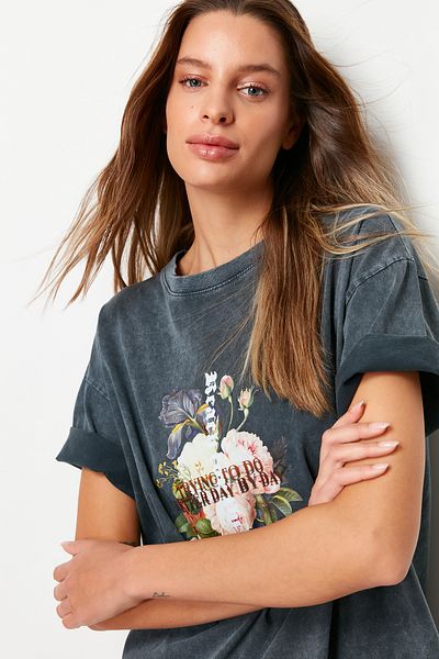 Trendyol Collection Anthrazitfarbenes Boyfriend-T-Shirt – 100 % Baumwolle, bedruckt und blasser Effekt TWOSS23TS00281