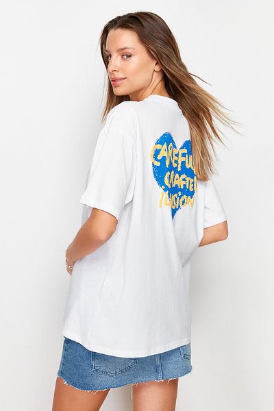 Trendyol Collection Weißes Strick-T-Shirt aus 100 % Baumwolle mit geprägtem Print auf der Vorder- und Rückseite in Übergröße/weitem Muster TWOSS23TS00355