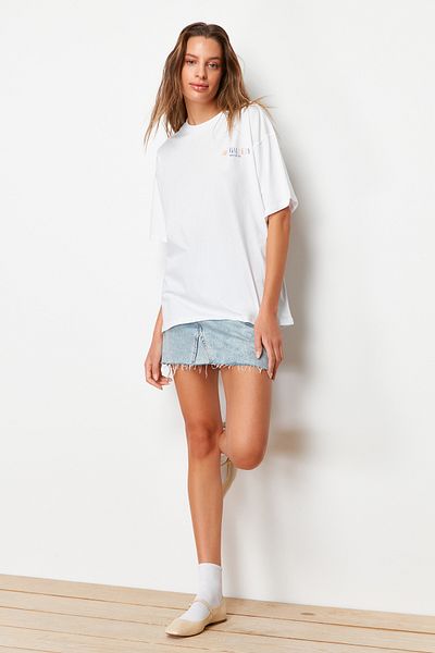 Trendyol Collection Weißes, vorn und hinten bedrucktes Boyfriend-Strick-T-Shirt mit Rundhalsausschnitt aus 100 % Baumwolle TWOSS23TS00057