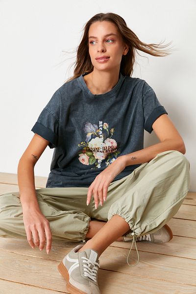 Trendyol Collection Anthrazitfarbenes Boyfriend-T-Shirt – 100 % Baumwolle, bedruckt und blasser Effekt TWOSS23TS00281