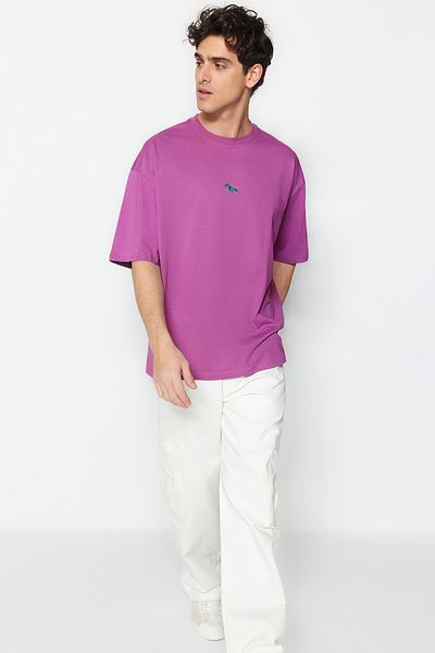 Trendyol Collection Übergroßes Baumwoll-T-Shirt in Pflaumenfarbe mit Dinosaurier-Stickerei - TMNSS23TS00243