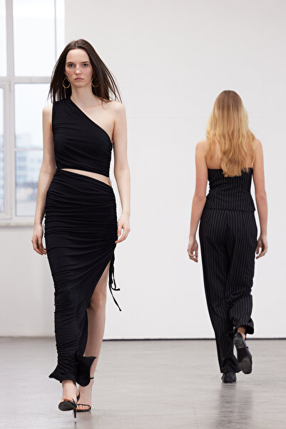 Trendyol Collection Schwarzes Abendkleid aus Strick mit Accessoires in limiti...