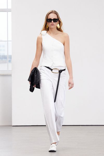Trendyol Collection One-Shoulder-Crop-Weste in Ecru mit Rosendetail – Limited Edition, gewebt, TWOSS24YE00038