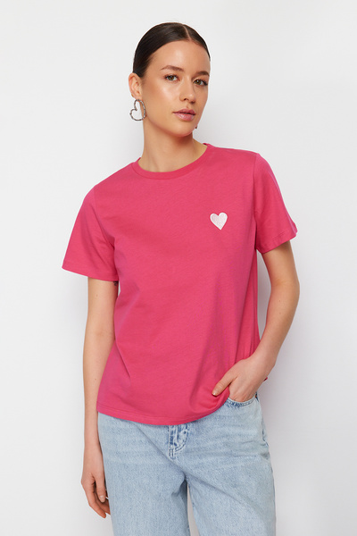 Trendyol Collection Rózsaszín 100 pamut leveles/fényes szívvel hímzett normál/normál szabású kötött póló TWOSS24TS00124