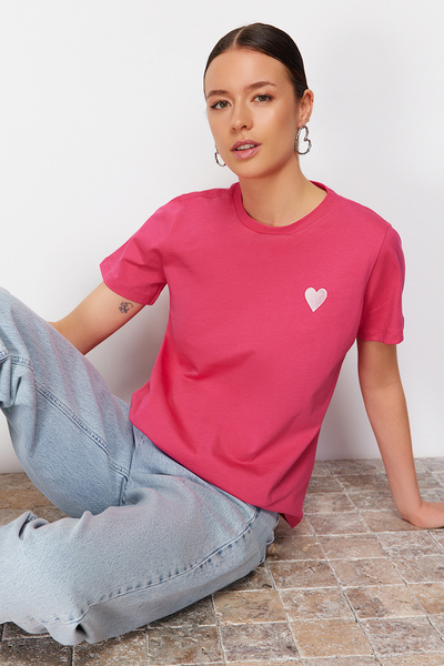 Trendyol Collection Rózsaszín 100 pamut leveles/fényes szívvel hímzett normál/normál szabású kötött póló TWOSS24TS00124