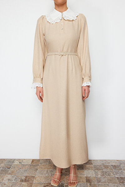 Trendyol Modest Μπεζ γιακά και μανίκι με δαντέλα Λεπτομερές υφασμένο φόρεμα σε γραμμή A TCTSS24EB00170
