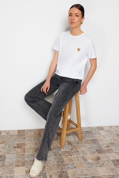 Trendyol Collection Tricou tricotat alb 100% bumbac aurit/lucitor cu inimă broderie obișnuită/regulată TWOSS24TS00124