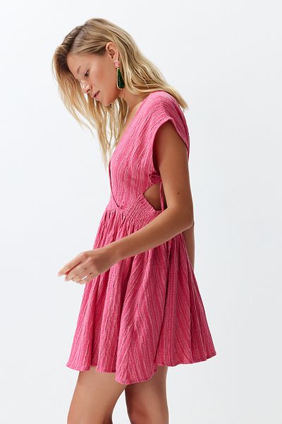 Trendyol Collection Fuchsiafarbenes, gewebtes Mini-Strandkleid aus einer Leinenmischung mit Cut-out/Fensterausschnitt TBESS24EL00075