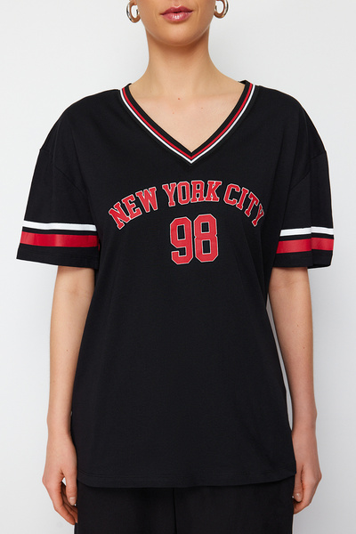 Trendyol Collection Černý 100% bavlněný úplet proužek Detailní tištěný slogan Oversize/Wide Fit Pletené tričko TWOSS24TS00093