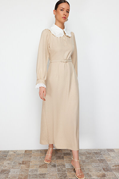 Trendyol Modest Μπεζ γιακά και μανίκι με δαντέλα Λεπτομερές υφασμένο φόρεμα σε γραμμή A TCTSS24EB00170
