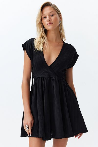 Trendyol Collection Μαύρο Μίνι υφαντό ύφασμα σε συνδυασμό με λινό φόρεμα παραλίας TBESS24EL00075