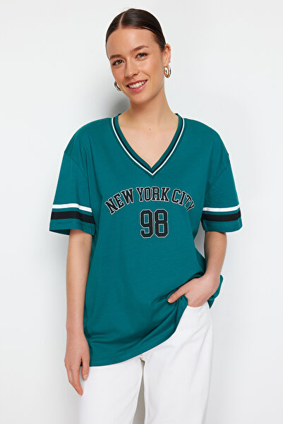 Trendyol Collection Zelený 100% bavlněný úplet proužek Detailní slogan Tištěný Oversize/Wide Fit Pletené tričko TWOSS24TS00093